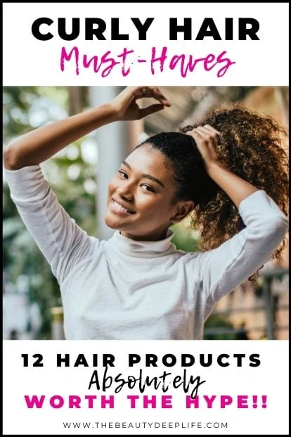 kvinna med lockigt hår och text overlay - Curly Hair Must-Haves 12 Products Absolutely Worth The Hype