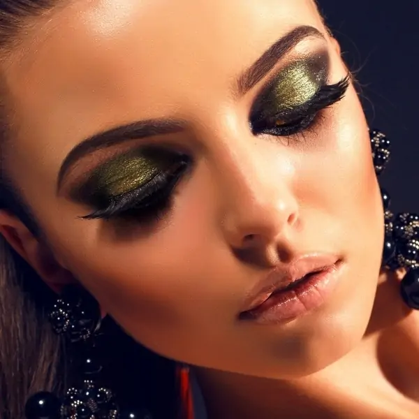woman with nude lipstick and olive smokey eye makeup look for fall