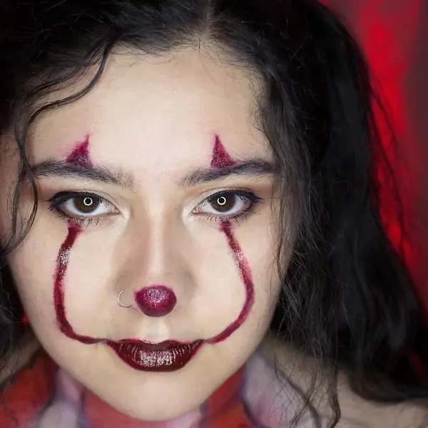 woman with pennywise halloween makeup look