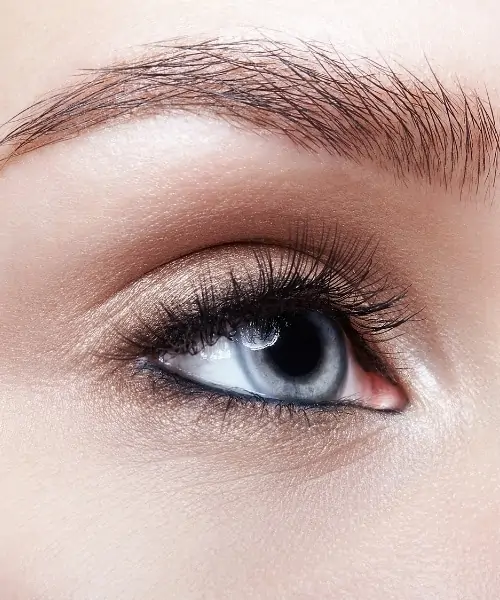 woman's blue eye with an easy eyeshadow look using a champagne color