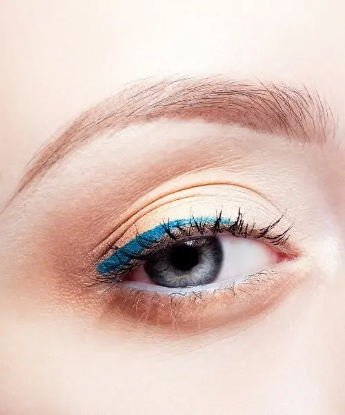 woman with an easy eyeshadow look for blue eyes