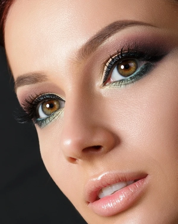 woman with brown eyes and beautiful eye makeup look