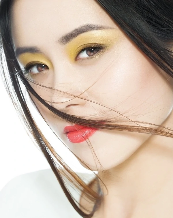 woman with brown eyes and a yellow and gold eye makeup look