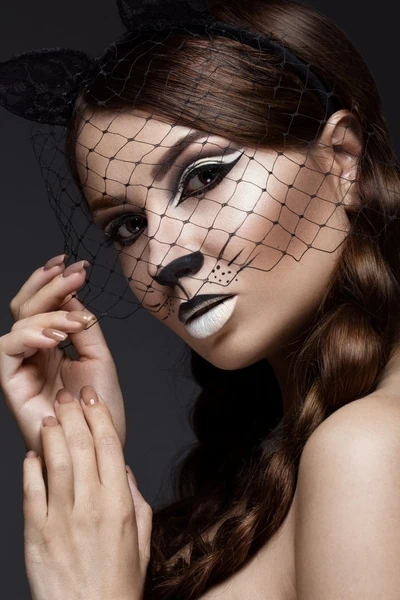 woman with a pretty cat halloween makeup look