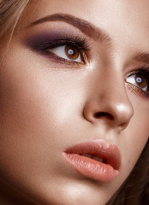 young woman with brown eyes with a purple eyeshadow look