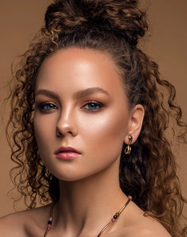 woman with bronze summer makeup