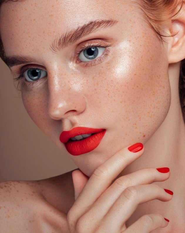 woman with glowing skin and red lips for summer