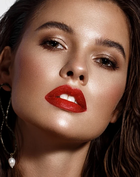 woman with bronze eyeshadow and red lipstick