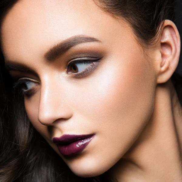 woman with a fall makeup with bold lips and eyes
