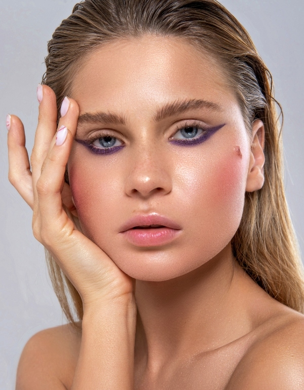woman with blue eyes and a simple purple eyeshadow look for summer
