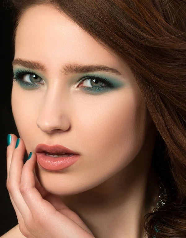 woman with blue green eyes and a green eyeshadow look