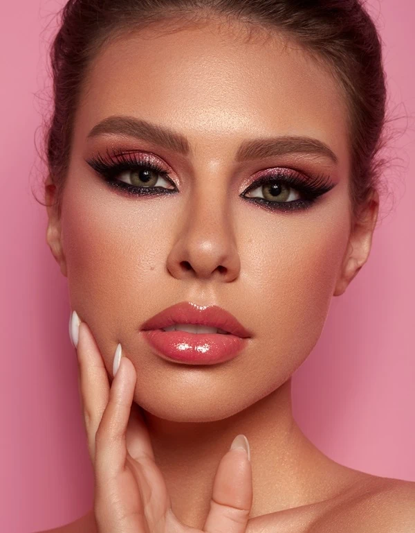 woman with green eyes and a pink eyeshadow look