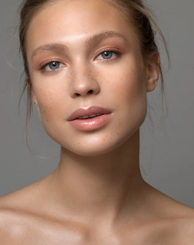 young woman with natural soft simpole peachy summer makeup