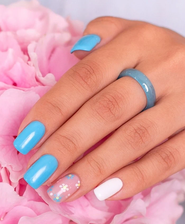 nail idea for spring using blue white and flowers