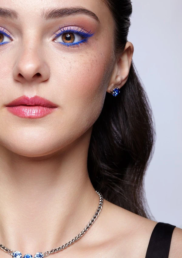 woman with brown eyes and colorful blue eyeliner and blue mascara