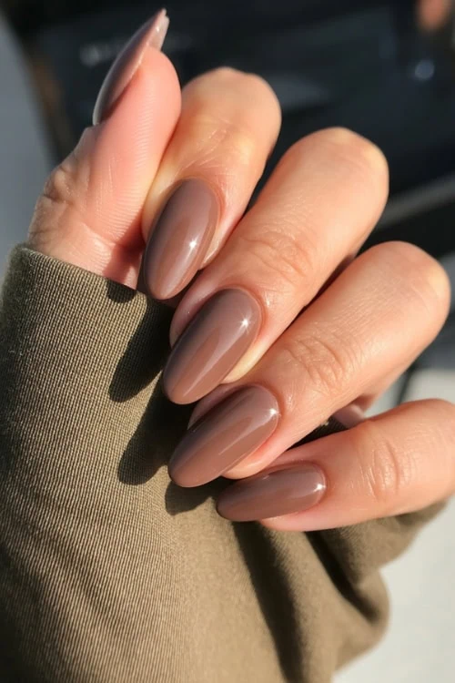 hand with mocha mousse brown nails