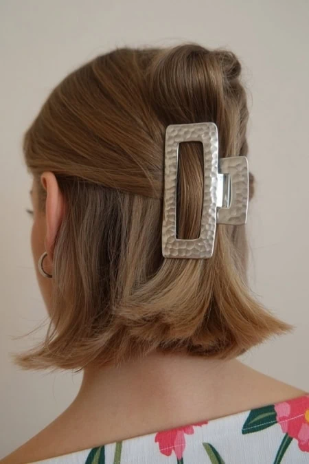 Elegant hair clip on blonde hair, fashionable accessory for women, trendy hair clips, stylish hair accessories, hair styling tools, The Beauty Deep Life products, hair fashion, hair ornament, modern hair accessory, hair decoration.