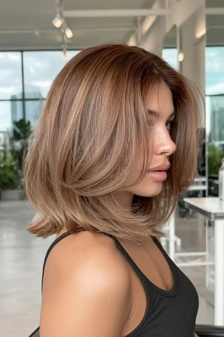 Stylish medium hairstyle, soft waves, trendy hair color, beauty salon, modern haircuts, women's hair styling, professional hairdressing. Example of beautiful hair color ideas for brunettes.