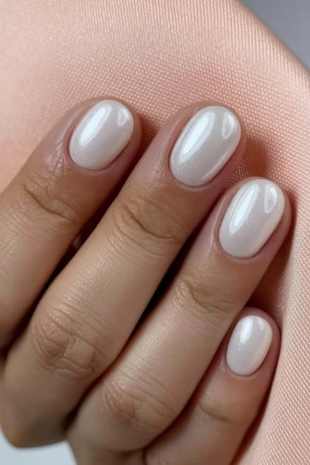 Beautiful white gel nails with a glossy finish, ideal for a clean and sophisticated Summer look.